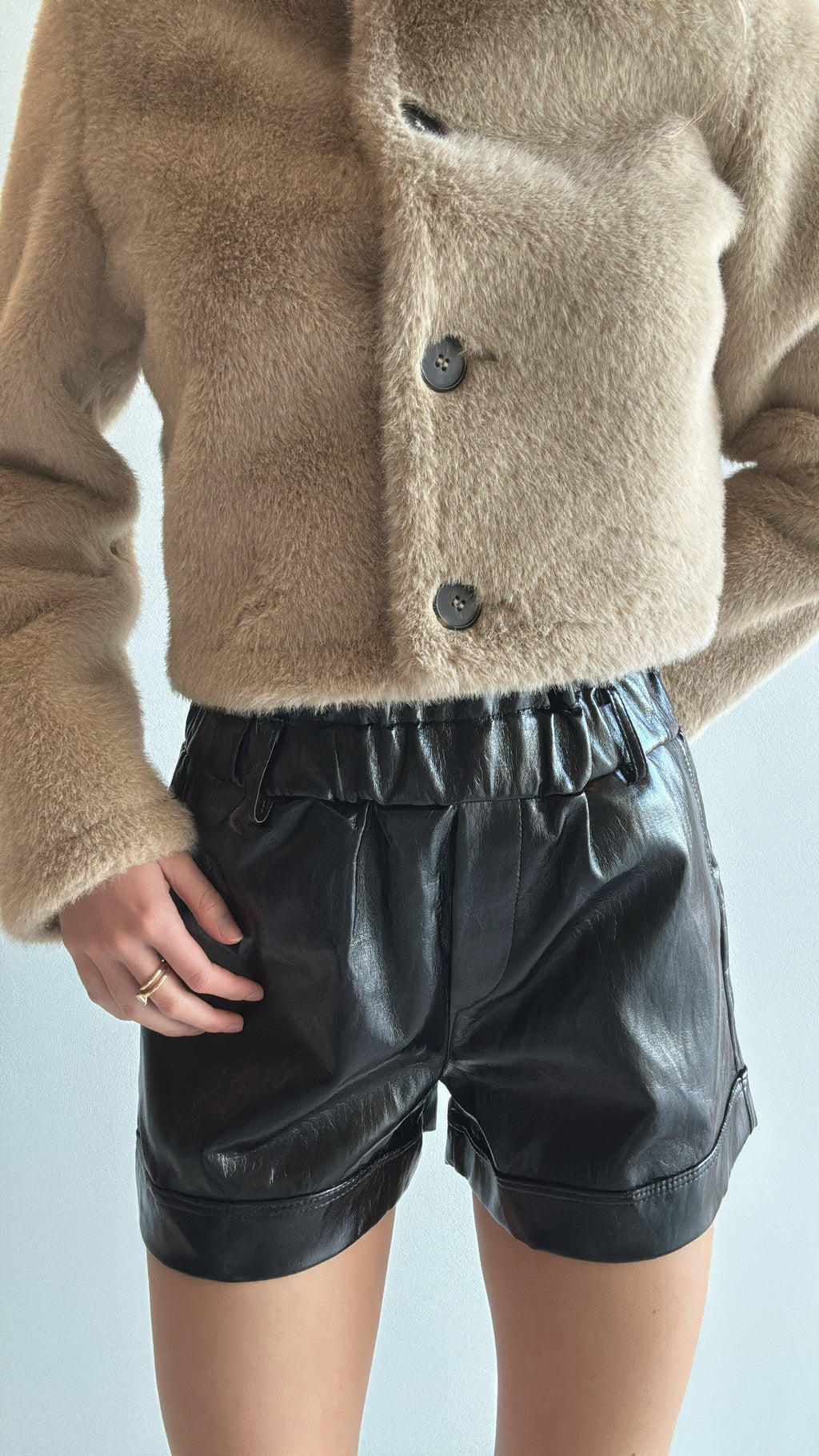 Short en Simili Cuir brillant Noir