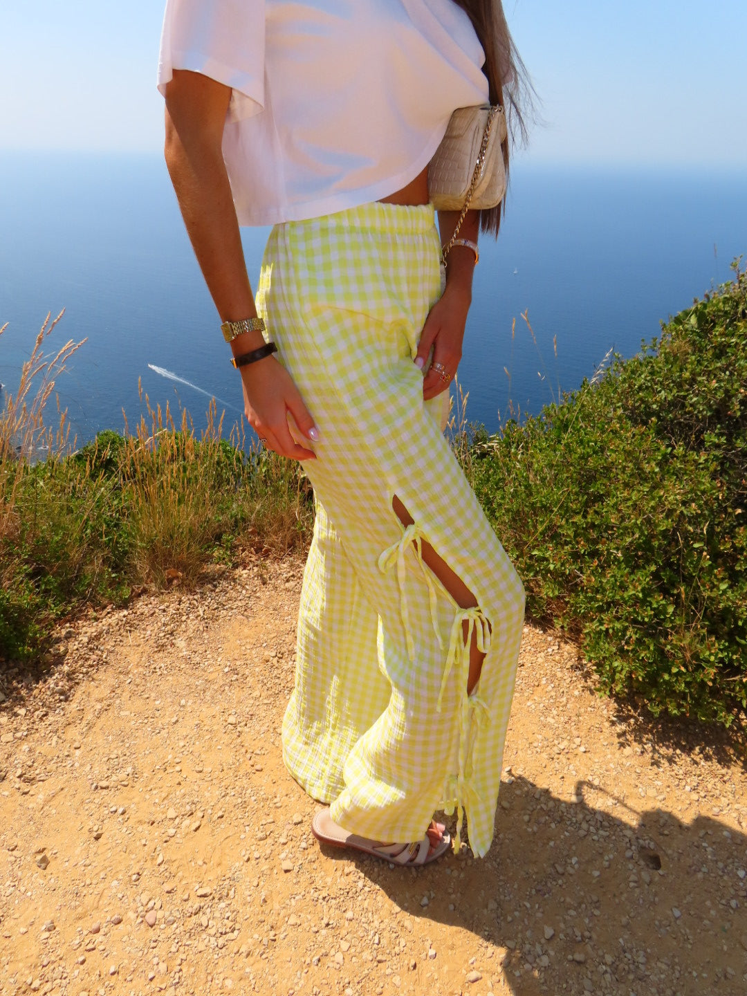 Pantalon jaune ouvert sur le côté